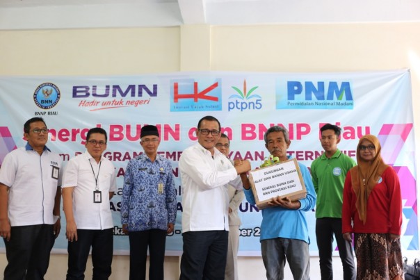 Kepala BNNP Riau Drs Untung Subagyo saat membuka pelatihan di Kampung Dalam, Pekanbaru. (Foto. Istimewa)