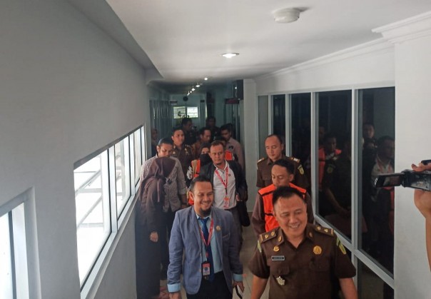 Foto tiga tersangka dugaan korupsi PT PER ditahan oleh Kejari Pekanbaru