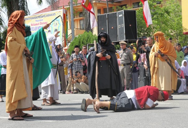 Drama treatrikal bertajuk “Masuk Islamnya Umar Bin Khattab”, tampil apik menyita perhatian Orang Nomor Satu Provinsi Riau Gubernur Syamsuar (foto/Lin) 