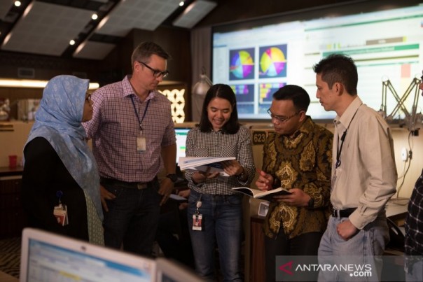 Sejumlah karyawan dari lintas fungsi berkolaborasi di fasilitas Integrated Optimization Decission Support Center (IODSC) milik PT CPI di Minas, Riau. (Dok PT CPI for Antaranews)