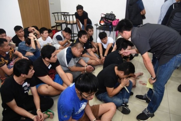 Sejumlah warga negara asal China yang diamankan karena diduga melakukan aksi penipuan melalui telepon. Foto: int 