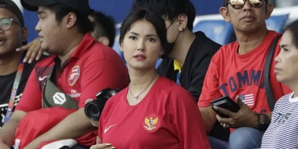 Maria Ozawa alias Miyabi saat mengenakan jersey timnas Indonesia