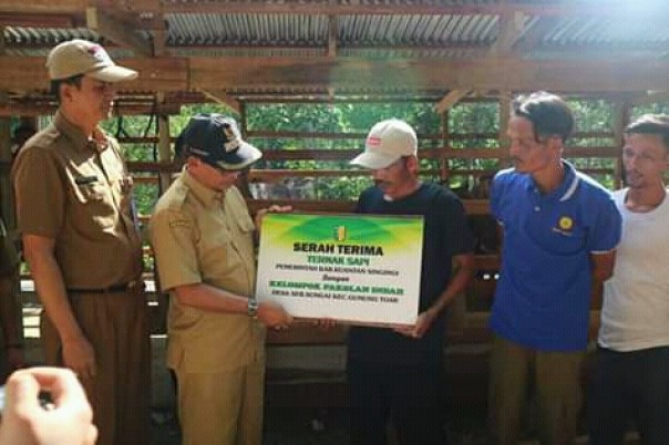 Pemkab Kuansing memberikan bantuan ke Kelompok Pakolan Indah, Desa Seberang Sungai, Kecamatan Gunung Toar (foto/Zar)