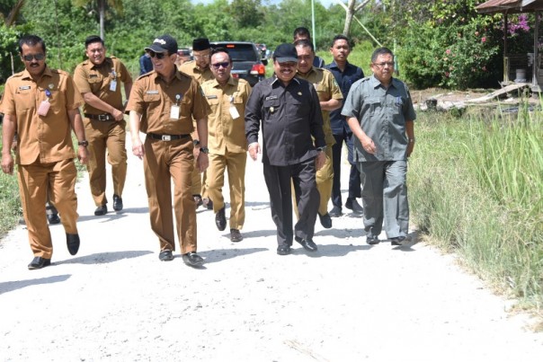 Bupati Amril Mukminin meninjau sejumlah pembangunan proyek strategis di pulau Bengkalis, Kabupaten Bengkalis (foto/Hari)