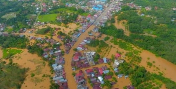 Banjir parah melanda Kota Pasirpengaraian, Ibu Kota Kabupaten Rokan Hulu fotonya viral (foto/int)