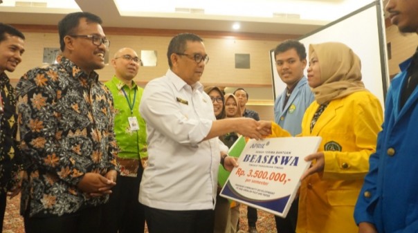 Wakil Gubernur Riau, Edy Natar Nasution menyerahkan secara simbolis beasiswa CD PT RAPP pada Rabu, (27/11) di Pekanbaru (foto/ist)