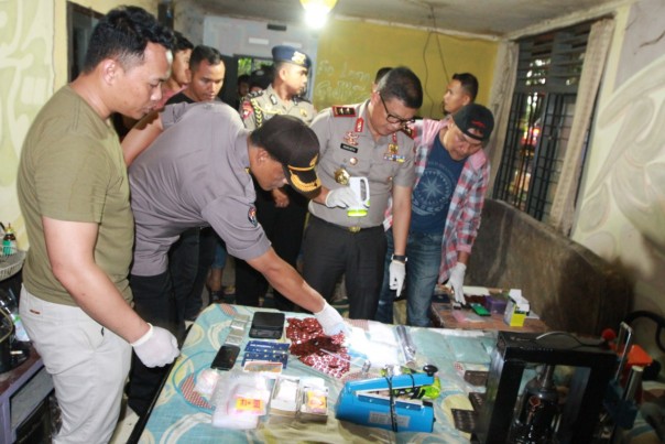 Kapolda Riau Irjen Pol Agung Setya Imam Effendi saat melihat barang bukti narkotika sesaat setelah penggrebekan Home Industri Narkotika. 