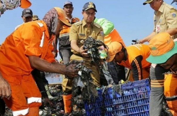 Viral foto Gubernur DKI Jakarta Anies Baswedan angkat sampah langsung pakai tangan kosong (foto/int)