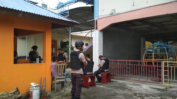 Sat Brimob Polda Riau tengah berjaga didepan sebuah kantor saat penyidik KPK melakukan penggledahan dirumah tersebut. Foto. Amri