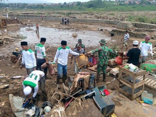 Relawan FPI saat turun di wilayah bencana di Indonesia (foto/int)
