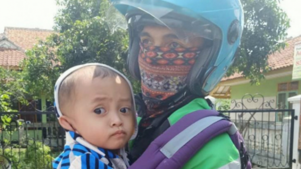 Kisah driver ojol yang membawa anaknya yang masih balita saat bekerja membuat netizen terharu. Foto: int 