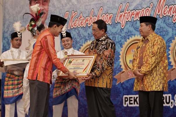 Bupati Kabupaten Indragiri Hilir (Inhil), HM Wardan menerima penganugerahan Komisi Informasi (KI) Riau Award Tahun 2019 (foto/Rgo)