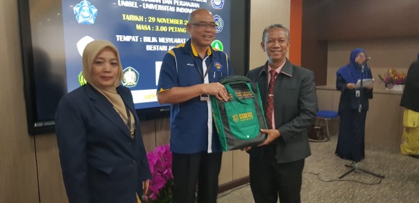  Prof Dr H Syafrinaldi, SH, MCL menyerahkan kenang-kenangan kepada Prof Dato' Dr Mohammad Redzuan Othman