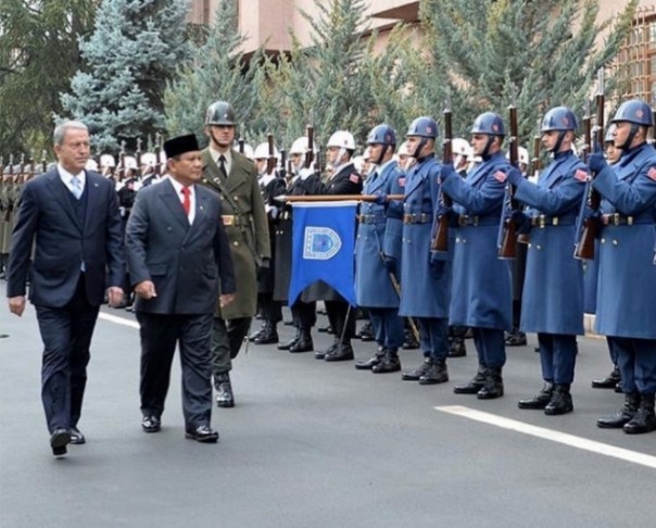Prabowo bersama Menhan Turki Hulusi Akar melintas di barisan prajurit Turki (foto/int)