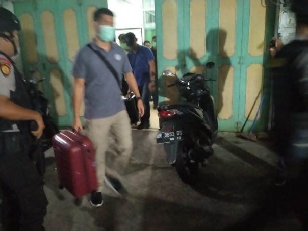 Tim KPK bawa tiga koper dan satu tas ransel dari kantor Askindo-Bengkalis tersebut merupakan Kantor Rubi Handoko alias Akok yang merupakan anggota DPRD Bengkalis  (foto/Hari)