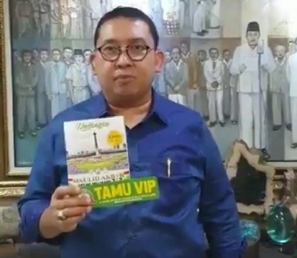 Tangkapan layar video ketika Fadli Zon menunjukkan tiket VIP Reuni Akbar 212
