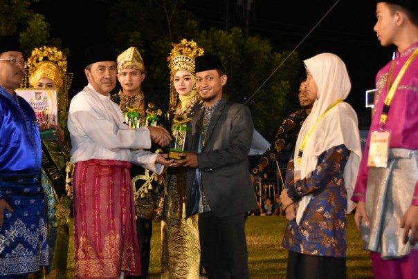 Musabaqah Tilawatil Qur'an (MTQ) ke-38 tingkat Provinsi Riau, di Kabupaten Kampar, secara resmi ditutup Gubernur Riau, H Syamsuar (foto/Hari)