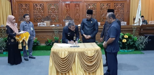 Sebelum batas akhir 30 November 2019, APBD Kuantan Singingi Provinsi Riau disahkan melalui Sidang Paripurna DPRD Kuansing (foto/zar)