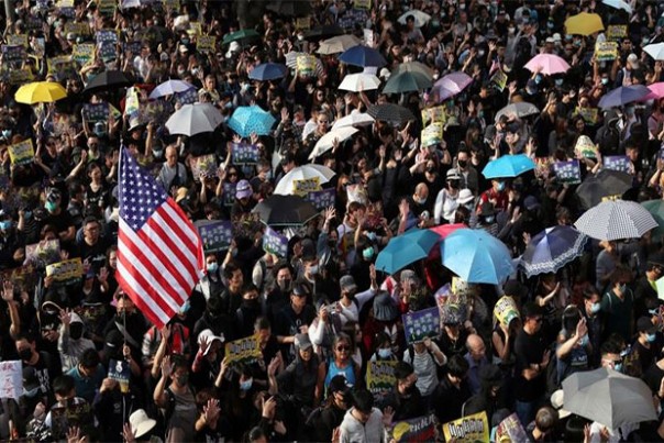 Demonstran Hongkong bawa bendera Amerika/foto:reuters