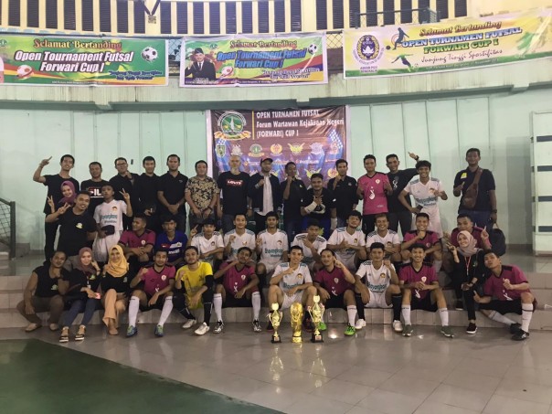 Tim Futsal Bhayangkara FC Polres Bengkalis merebut juara I dan II saat mengikuti laga tournament Futsal Open Forwari Cup I yang diselenggarakan Kejaksaan Negeri Bengkalis (foto/Hari)