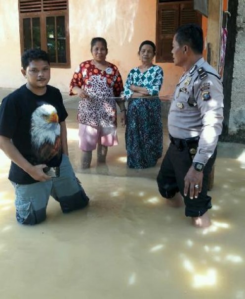 Akibat hujan deras yang terjadi minggu malam, menyebabkan Sungai Singingi meluap, dan sedikitnya 80 rumah di kelurahan Muara Lembu Kecamatan Singingi, Kabupaten Kuantan Singingi (foto/Zar)