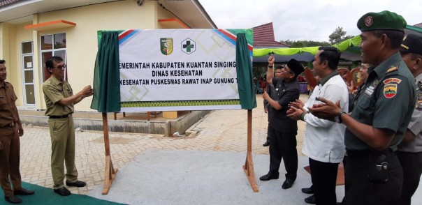 Bupati Kuantan Singingi Mursini, MSi meresmikan Gedung Rawat Inap Kecamatan Gunung Toar (foto/Zar)