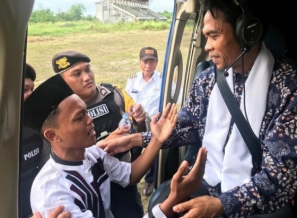 Ustaz Abdul Somad (UAS) naik helikopter dari Pangkalan Bun ke Hanau, Kalimantan Tengah (foto/int)