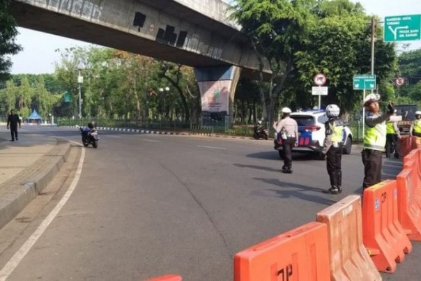 Petugas Kepolisian menutup arus lalu lintas di Jalan Merdeka Timur, beberapa saat setelah kawasan Monas dihebohkan dengan ledakan keras. Foto: int 