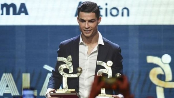 Cristiano Ronaldo yang meraih penghargaan  dalam ajang Gran Gala del Calcio 2019 di Milan. Foto: int 