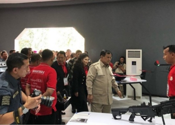 Menteri Pertahanan Prabowo Subianto melihat alutsista (foto/int)