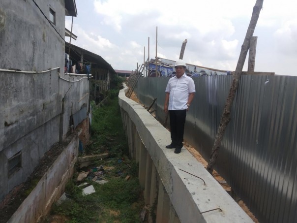 Wakil ketua DPRD Riau Asri Auzar meninjau pembangunan Turap Masjid Raya Provinsi Riau yang asal-asalan