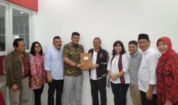 Bobby Nasution yang tak lain adalah menantu Presiden Jokowi, mengembalikan berkas pendaftaran bakal calon Walikota Medan ke PDIP Sumatera Utara. Foto: int 