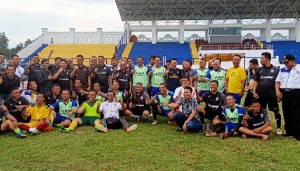 Pertandingan sepakbola persahabatan antara PWI Kabupaten Siak versus PWI Kabupaten Pelalawan di Stadion Rempak Siak (foto/int)