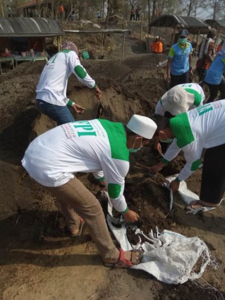 Kegiatan bakti sosial merupakan agenda yang sering dilakukan kader FPI. Foto: int 