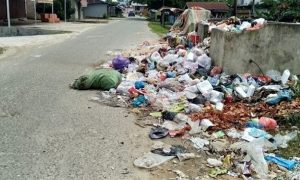 Sampah di Pekanbaru dianggap masih diangkut tidak sesuai jam (foto/int)