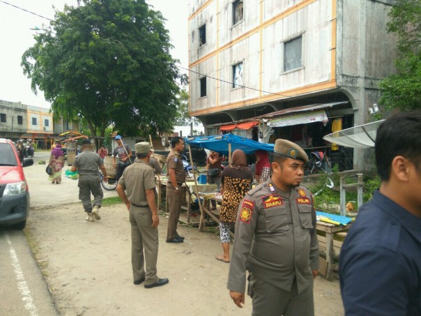 Dinas Perdagangan dan Perindustrian (Disdagperin) Kabupaten Bengkalis bekerjasama Satuan Polisi Pamong Praja (Satpol PP) melakukan penertiban pedagang kaki lima (foto/Hari)