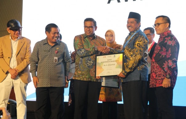 Bupati Siak terpilih menjadi satu-satunya kepala Daerah di Provinsi Riau, yang menerima penghargaan sebagai Bupati Entrepreneur Award 2019 (foto/lin)