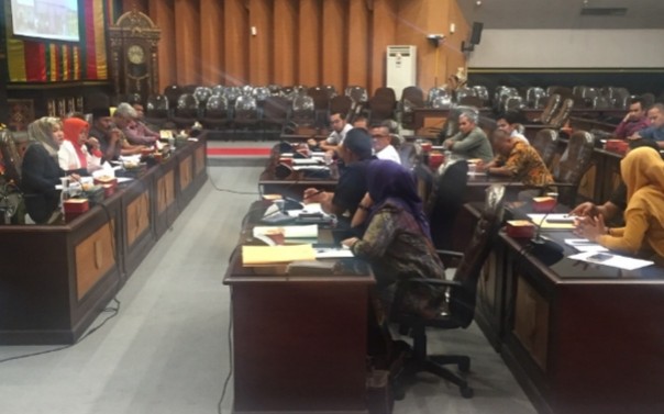 Komisi 2 Dewan Perwakilan Rakyat Daerah (DPRD) Kota Pekanbaru gelar hearing bersama Disperindag dan Pertamina dan Hiswana Migas Riau (foto/Put)