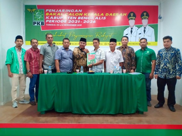 Mas Bagong resmi mendaftar penjaringan balon bupati Pilkada Bengkalis 2020 mendatang ke Dewan Pimpinan Cabang (DPC) Partai Kebangkitan Bangsa (foto/Hari)