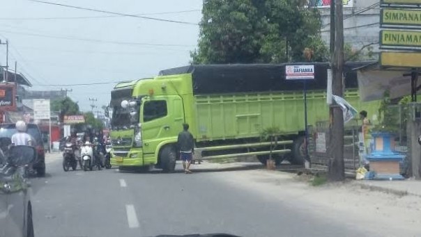 Truk bertonase besar melintas di jalan Pekanbaru (foto/int)