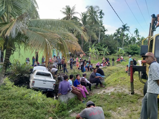 Satu unit mobil dinas (Mobdin) milik pemerintah Kabupaten Bengkalis mengalami kecelakaan lalulintas di Jalan Utama Desa Penebal (foto/Hari)
