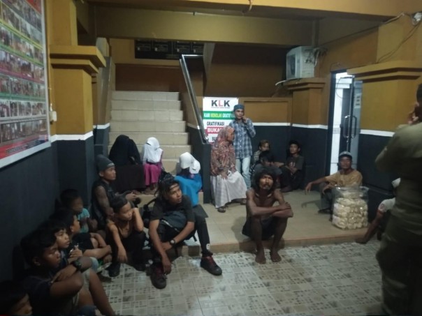 Sejumlah pengemis yang beroperasi di tengah kota Pekanbaru lari tunggang langgang saat dikejar petugas Satuan Polisi Pamong Praja (Satpol PP) Kota Pekanbaru (foto/Put)
