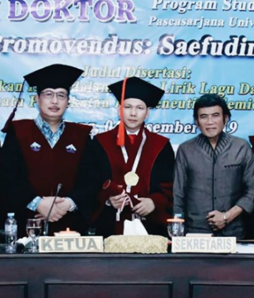 Rhoma Irama menghadiri Sidang Terbuka Promosi Doktor Saefudin Latif di UIN Raden Fatah Palembang, Sumatera Selatan. Saefudin menjadikan syair lagu-lagu Rhoma Irama sebagai bahan disertasinya. Foto: int 