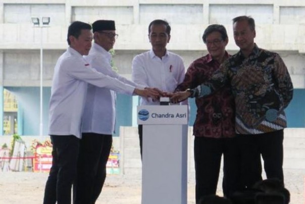 Presiden Jokowi meresmikan pabrik polyethylene baru PT Chandra Asri Petrochemical Tbk, di Cilegon, Banten. Foto: int 