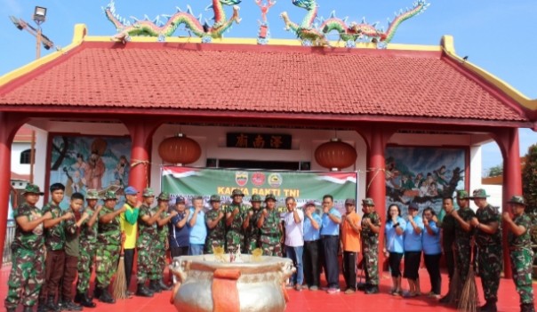 Kodim 0314 Inhil Laksanakan Bhakti TNI dalam bentuk kegiatan fisik yaitu gotong royong (Goro) di tempat-tempat rumah ibadah (foto/Rgo)