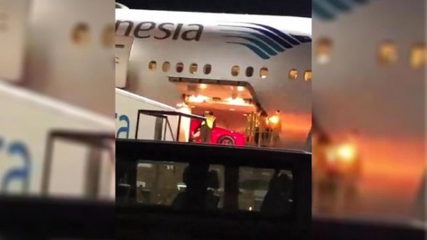 Sebuah mobil Ferrari berwarna merah yang berada di dalam pesawat Garuda Indonesia