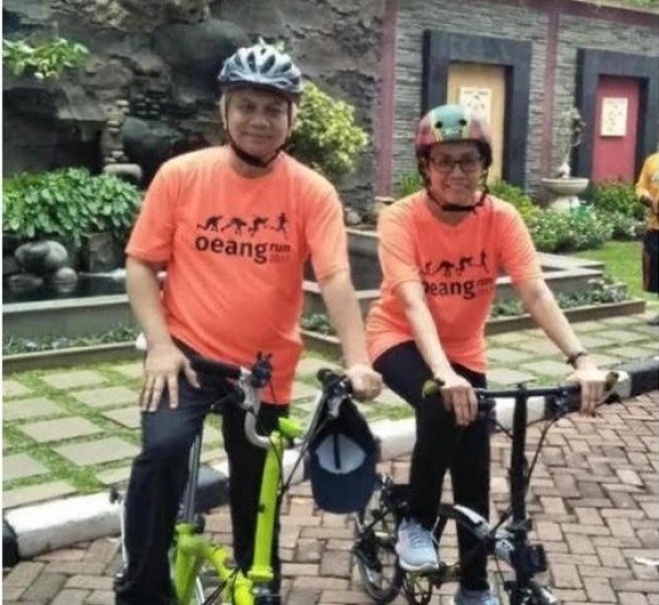 Foto Menteri Sri Mulyani dan suami yang menaiki sepeda tiba-tiba viral di medsos. Sepeda itu diduga merek Brompton . Foto: int 