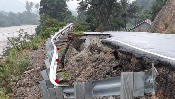 Salah satu titik jalan yang amblas di Solok Selatan, Sumbar, akibat hujan deras yang mengguyur kawasan itu. Foto: int 