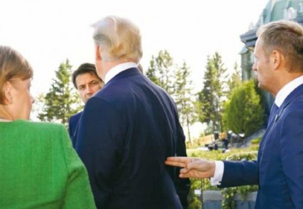 Mantan PM Polandia tempel jari tangannya ke punggung Presiden Amerika Serikat Donald Trump (foto/int)