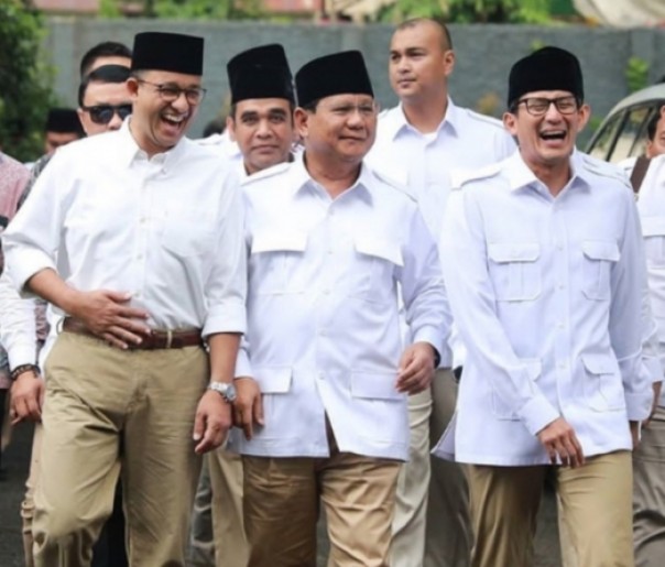 Anies Baswedan dan Sandiaga Uno tertawa sementara Prabowo tersenyum (foto/int)